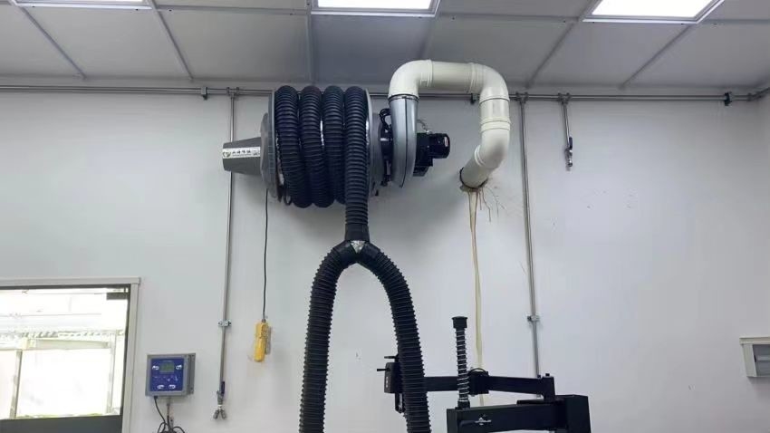 Spring Drived Vehicle Exhaust Extracting Hose Reel Fixed On Wall With Dual Pipes 1.5kw